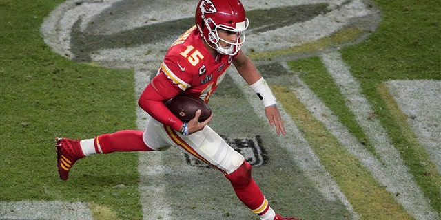 Kansas City Chiefs quarterback Patrick Mahomes (15) runs the football, during the second half of the NFL Super Bowl 54 football game against the San Francisco 49ers, Sunday, Feb. 2, 2020, in Miami Gardens, Fla. (AP Photo/Charlie Riedel)