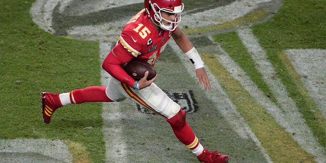 Kansas City Chiefs quarterback Patrick Mahomes (15) runs the football, during the second half of the NFL Super Bowl 54 football game against the San Francisco 49ers, Sunday, Feb. 2, 2020, in Miami Gardens, Fla. (AP Photo/Charlie Riedel)