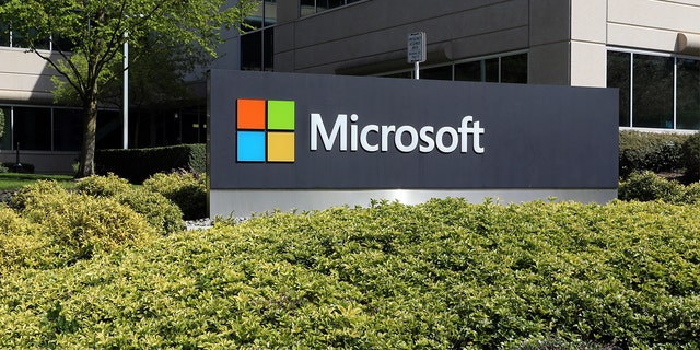 位于雷德蒙德的微软总部。 微软是世界上最大的计算机软件、硬件和视频游戏公司之一，但近年来它参与了一些政治倡议和警醒信息。