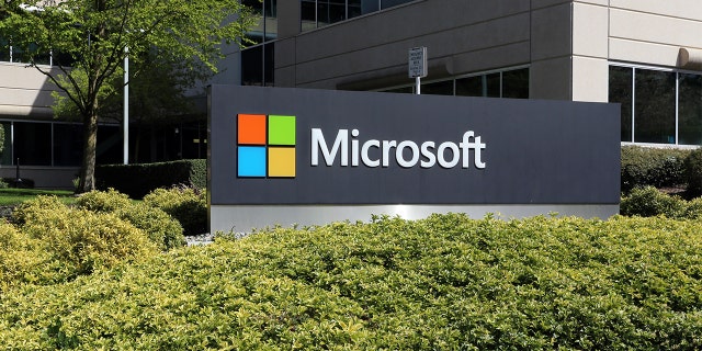 Trụ sở chính của Microsoft tại Redmond.  Microsoft là một trong những công ty phần mềm máy tính, phần cứng và trò chơi điện tử lớn nhất trên thế giới, nhưng hãng này đã tham gia vào một số sáng kiến ​​chính trị và thông điệp cảnh tỉnh trong những năm gần đây.