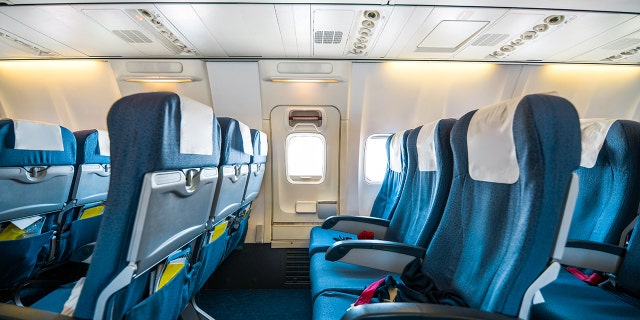 Blocking middle seats on planes reduces the risk of exposure to COVID-19, a new CDC report suggests. (iStock)