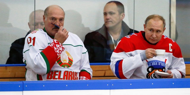 Le président russe Vladimir Poutine et le président biélorusse Alexandre Loukachenko font une pause lors d'un match d'exhibition à Sotchi, en Russie, vendredi. (Reuters)