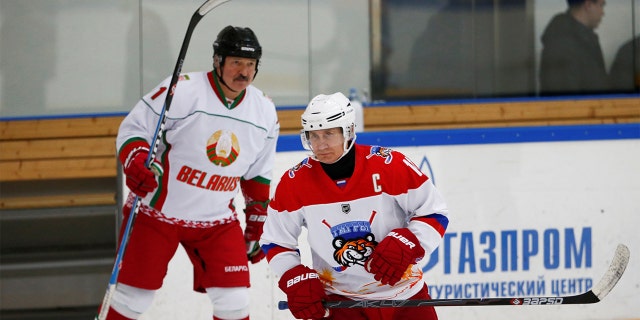 Le président russe Vladimir Poutine et le président biélorusse Alexandre Loukachenko ont frappé la patinoire à Sotchi. (Reuters)