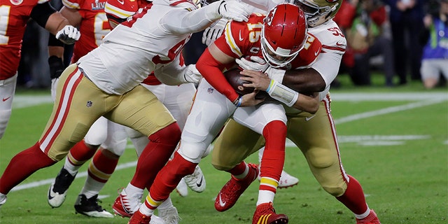 Kansas City Chiefs quarterback Patrick Mahomes (15) runs against the San Francisco 49ers' DeForest Buckner, left, and Earl Mitchell during the first half. (AP Photo/Seth Wenig)