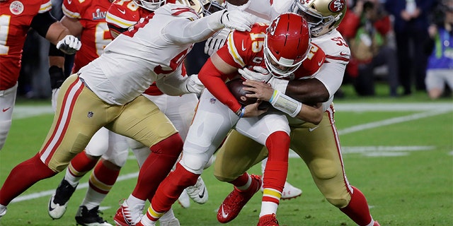 Kansas City Chiefs quarterback Patrick Mahomes (15) runs against the San Francisco 49ers' DeForest Buckner, left, and Earl Mitchell during the first half. (AP Photo/Seth Wenig)