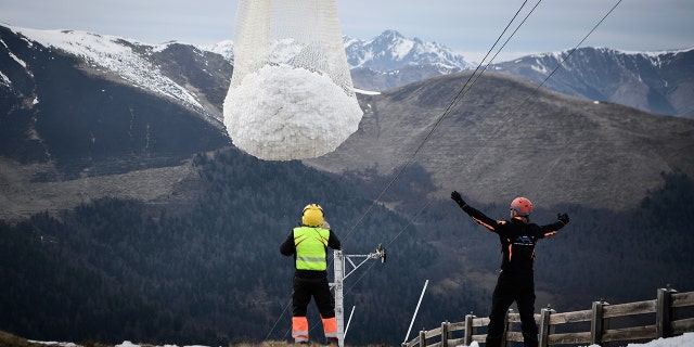 The French department of Haute-Garonne decided to pour snow by helicopter at the Luchon-Superbagneres ski resort in order to make up for the lack of snow on Feb. 14 and Feb. 15, 2020.