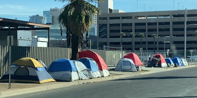 Des dizaines de tentes bordent les rues à l'extérieur de CASS. (Stephanie Bennett / Fox News).