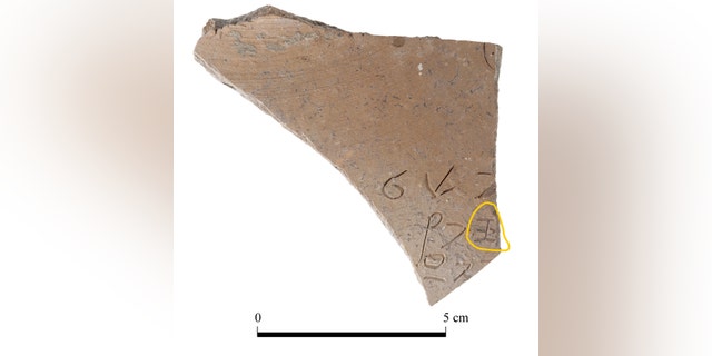 Pottery sherd with the letter "samech" highlighted. (Credit: T. Rogovski)