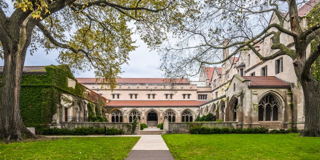 Die University of Chicago ist eine private Forschungsuniversität in Chicago, Illinois.  In vielen nationalen und internationalen Rankings und Kennzahlen rangiert es unter den Top Ten.