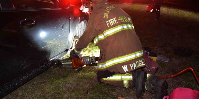 A North Carolina woman used outside the box thinking to save her life when her hands became trapped while changing a tire on the side of a South Carolina highway Sunday night.<br data-cke-eol="1">