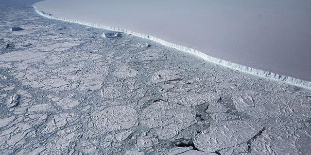 Le bord ouest du célèbre iceberg A-68 est vu depuis l'avion de recherche Opération IceBridge de la NASA, près de la côte de la région de la péninsule Antarctique. (Getty Images)