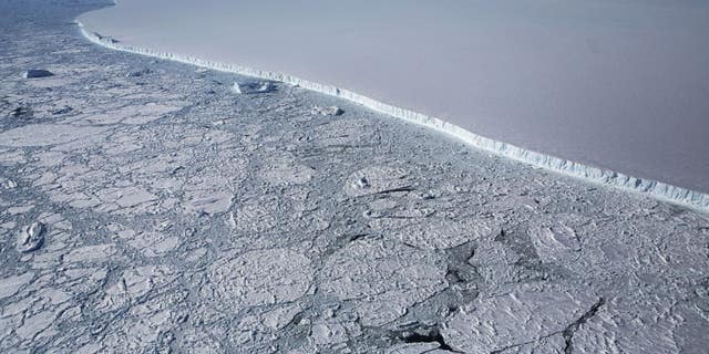 Le bord ouest du célèbre iceberg A-68 est vu depuis l'avion de recherche Opération IceBridge de la NASA, près de la côte de la région de la péninsule Antarctique. (Getty Images)