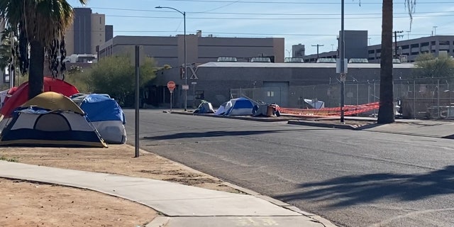 De nombreux abris sont pleins, obligeant les gens à dormir dans les rues de Phoenix. (Stephanie Bennett / Fox News).