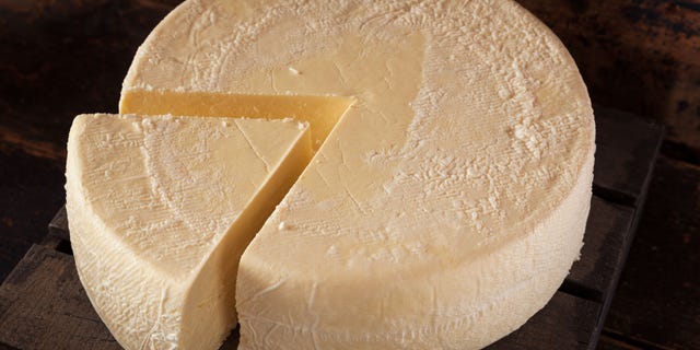 Football fans to eat 20 million pounds of cheese during Super Bowl ...