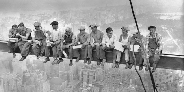 Cette photo de 1932 montre des métallos intrépides au sommet du bâtiment RCA de 70 étages du Rockefeller Center en train de déjeuner.