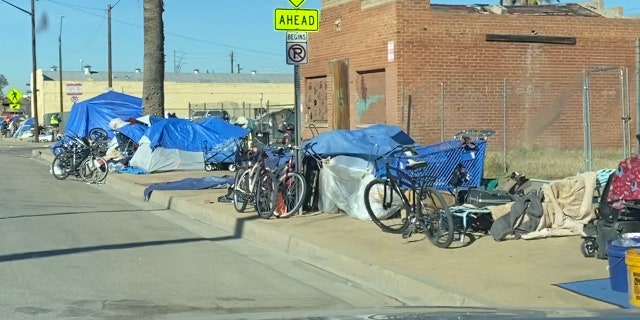 Des tentes bordent les rues entourant le plus grand refuge d'urgence de l'Arizona. CASS fonctionne à pleine capacité chaque nuit, refoulant 500 personnes par mois. (Stephanie Bennett / Fox News).