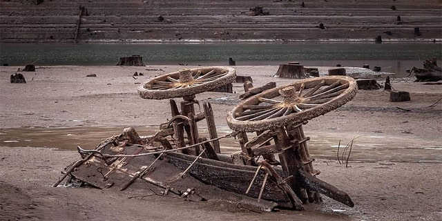 The cart was briefly exposed in an Oregon lake bed.