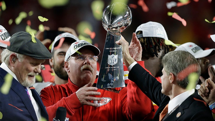 Chiefs, 49ers honor Kobe Bryant before Super Bowl LIV