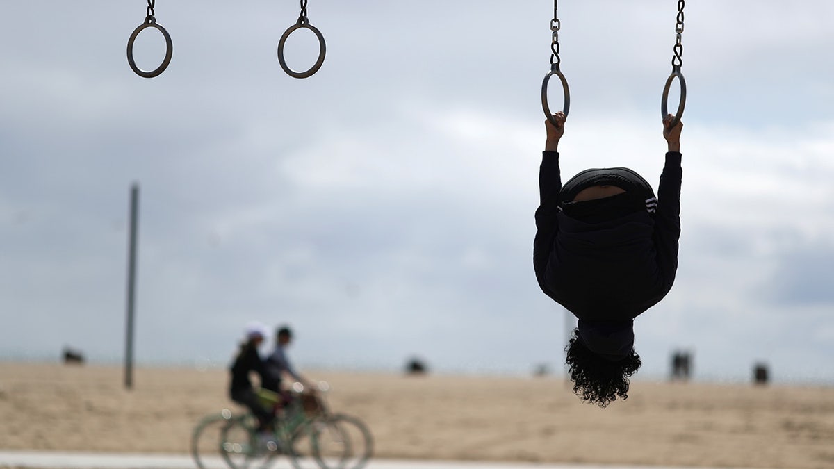 People exercise on the beach during the global outbreak of coronavirus disease (COVID-19) in Santa Monica, California, U.S., March 19, 2020. REUTERS/Lucy Nicholson - RC2BNF956NBT