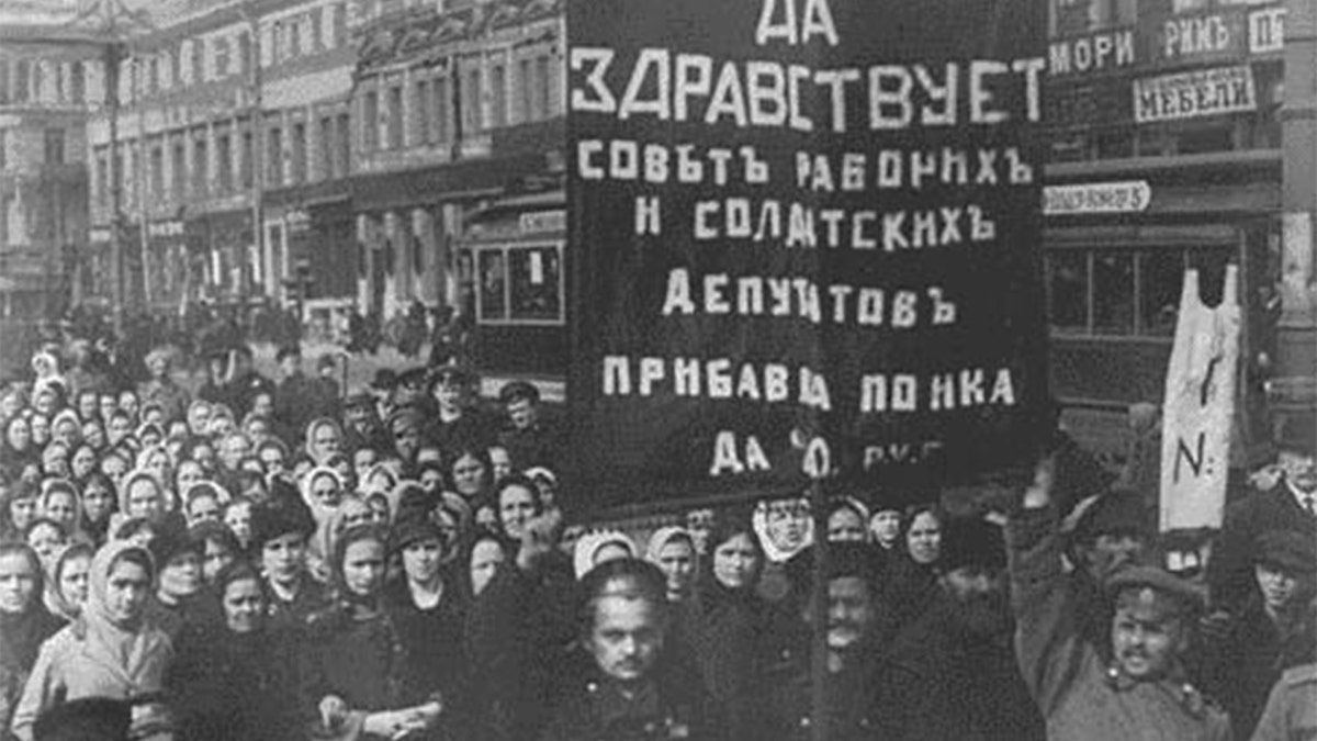 Revolutionaries protesting in February 1917.