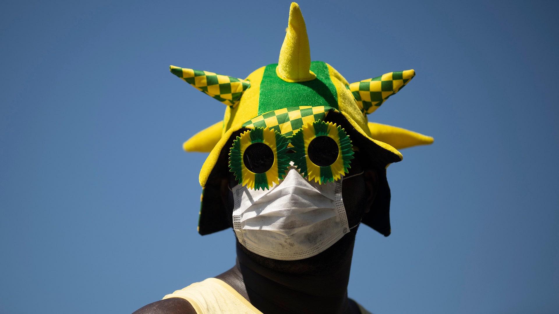 A man wears a mask during a rally supporting Brazil's President Jair Bolsonaro on Copacabana beach, Rio de Janeiro, March 15, 2020. 