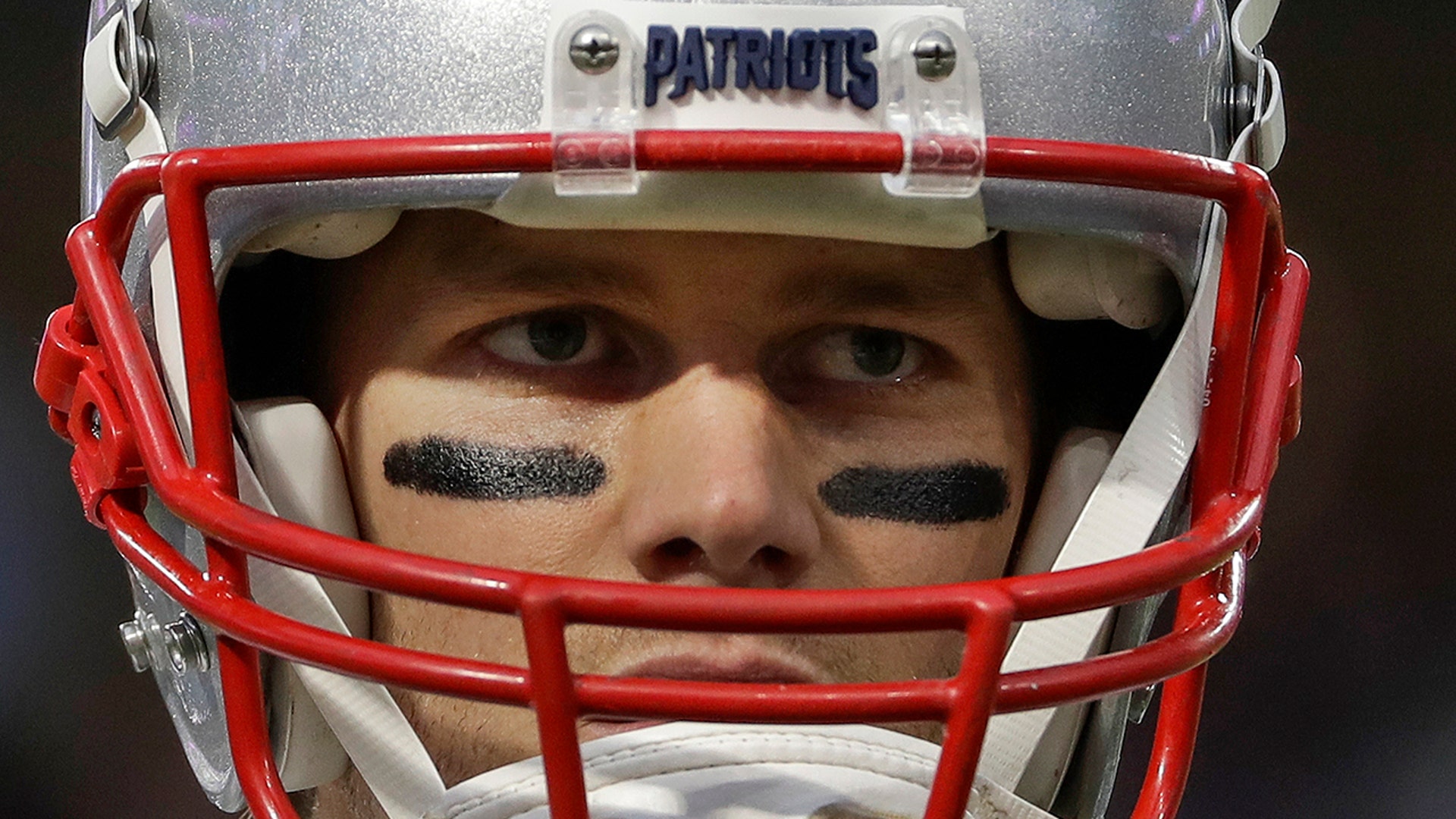 New England Patriots quarterback Tom Brady warms up before the NFL Super Bowl 52 football game against the Philadelphia Eagles Sunday, Feb. 4, 2018, in Minneapolis.