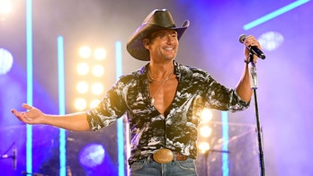 Tim McGraw posts throwback photo, goes viral