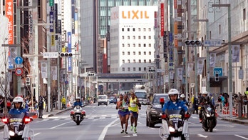 Tokyo Marathon features empty streets, signs that ask 'refrain from watching' amid coronavirus fears