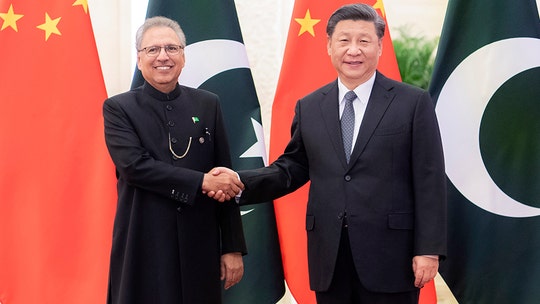 China's Xi Jinping meets with Pakistan president – promptly shakes his hand despite coronavirus warnings