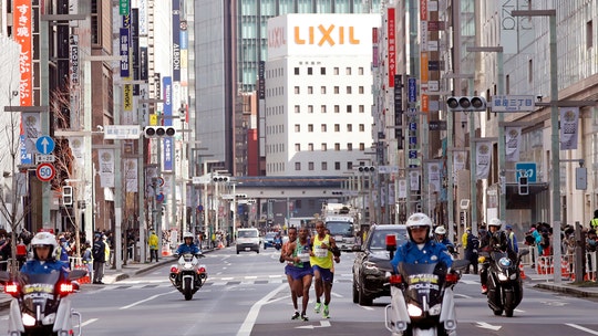 Tokyo Marathon features empty streets, signs that ask 'refrain from watching' amid coronavirus fears