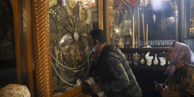 Pessoas visitam a Igreja da Natividade em Belém, Cisjordânia, quinta-feira, 5 de março de 2020 (AP Photo / Mahmoud Illean)