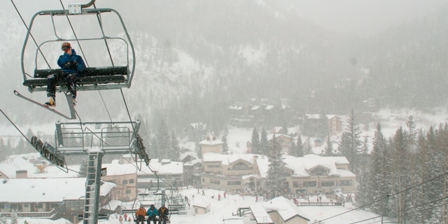 In this Feb. 21, 2008, 档案照片, skiers ride up Al's Run lift at the Taos Ski Valley, in Taos County, N.M. Some resorts are closing enclosed gondolas or aerial trams while others are encouraging skiers to ride lifts with only people they know as they adhere to social distancing guidelines. (AP Photo/Albuquerque Journal, 文件)