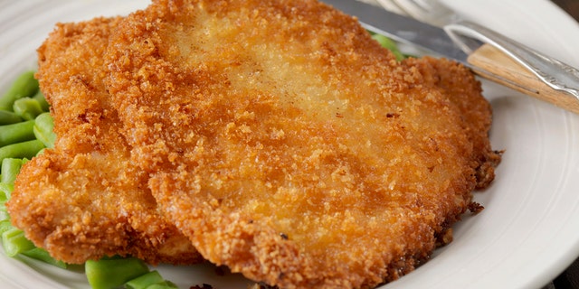 Breading keeps falling off your chicken? Here's what you're doing wrong ...