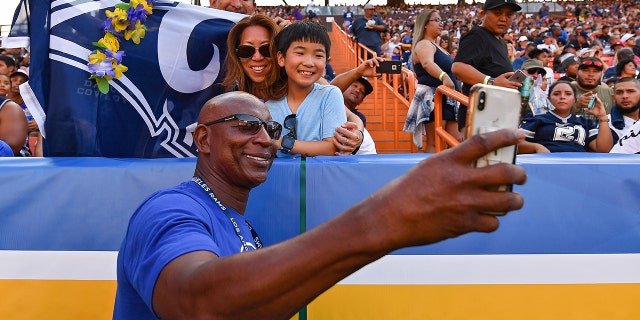 Former Rams great Eric Dickerson insists LA 'is a Raider town' 5 HONOLULU, HAWAII - AUGUST 17: Los Angeles Rams HOF legend Eric Dickerson takes a selfie with fans during the preseason game against the Dallas Cowboys at Aloha Stadium on August 17, 2019 in Honolulu, Hawaii. (Photo by Alika Jenner / Getty Images)