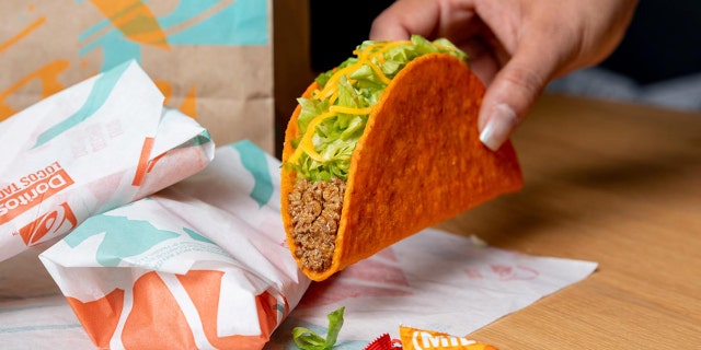 Taco Bell les dará gratis a los californianos Doritos Locos Tacos de queso Nacho que pueden mostrar prueba de vacunación el martes 15 de junio.  (Taco Bell)