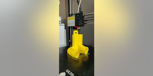 A 3D-printed piece for the modification of the mask.