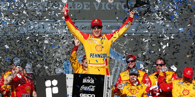 Joey Logano holds off Kevin Harvick for Phoenix NASCAR Cup ...