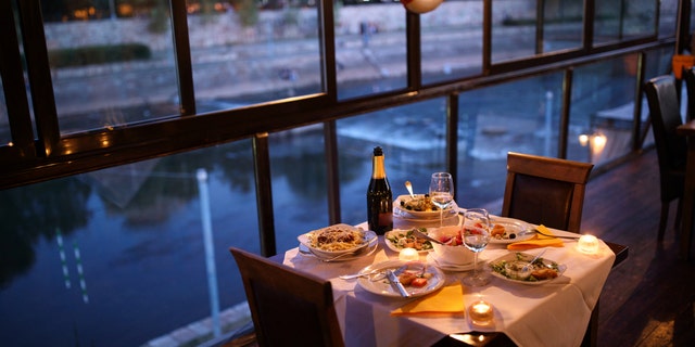 Etiquette expert Jacqueline Whitmore of Florida said that in social settings, "a man may want to defer to a woman, as a courtesy," in choice of meal.