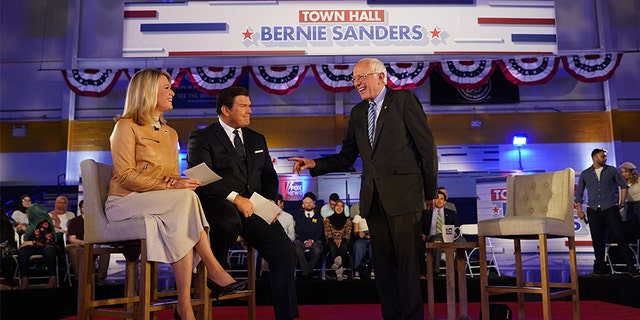 Sanders with Fox News anchors Bret Baier and Martha McCallum at a town hall in Detroit ahead of Tuesday's Democratic primary voting there and in five other states this week.