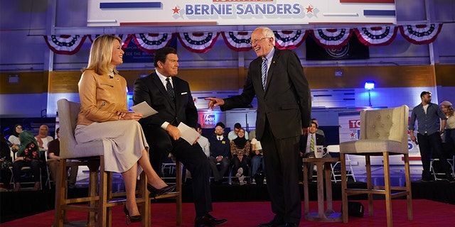 Sanders with Fox News anchors Bret Baier and Martha McCallum at a town hall in Detroit ahead of Tuesday's Democratic primary voting there and in five other states this week.