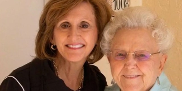 La hija del fundador de Chik-fil-a comparte la historia familiar 1 Trudy Cathy White, embajadora de Chick-fil-A, con su madre, Jeannette M. Cathy.