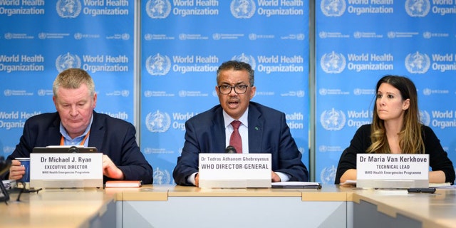 (Van links) WHO-directeur van het programma voor gezondheidsnoodgevallen Michael Ryan, WHO-directeur-generaal Tedros Adhanom Ghebreyesus en technisch leider van de WHO Maria Van Kerkhove wonen een dagelijkse persconferentie bij over COVID-19 op het hoofdkantoor van de WHO op 6 maart 2020 in Genève.  (Foto door Fabrice Coffrini/AFP) (Foto door Fabrice Coufrini/AFP via Getty Images)