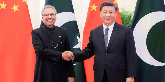 China's Xi Jinping meets with Pakistan president – promptly shakes his ...