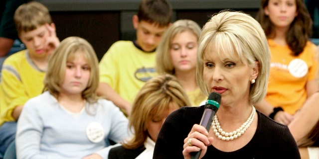 Bobbie Battista prepares for the airing of "TalkBack Live" in Atlanta, Nov. 1, 2001. (Associated Press)