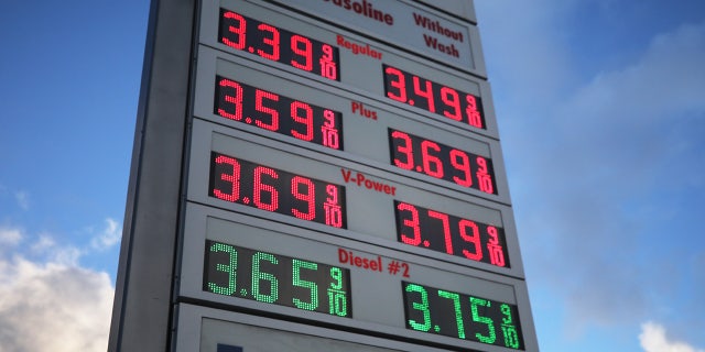 LOS ANGELES, KALIFORNIEN - 10. MÄRZ: Die Gaspreise werden am 10. März 2020 in Los Angeles, Kalifornien, an einer Shell-Tankstelle angezeigt. Der Durchschnittspreis für eine Gallone reguläres Selbstbedienungsbenzin in LA County fiel auf 3.494 $, den niedrigsten Preis seit März letzten Jahres. (Foto von Mario Tama/Getty Images)