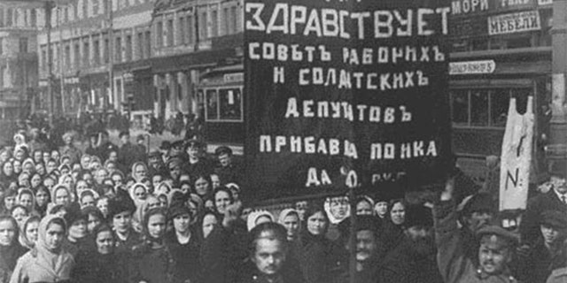 Revolutionaries protesting in February 1917.
