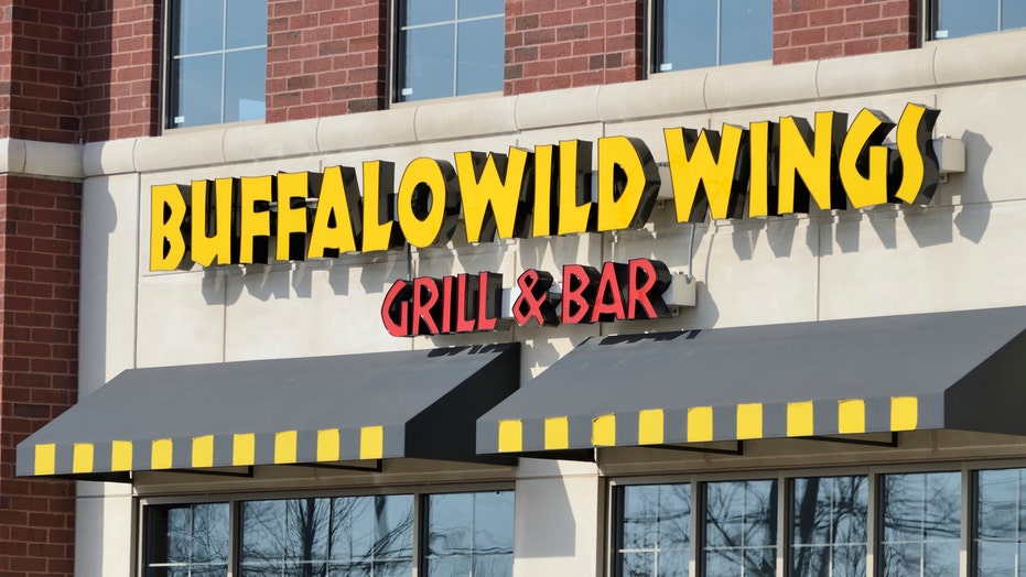 Kompliment dekorere Medicin Buffalo Wild Wings letting contest winners live inside restaurant during  first days of March Madness | Fox News