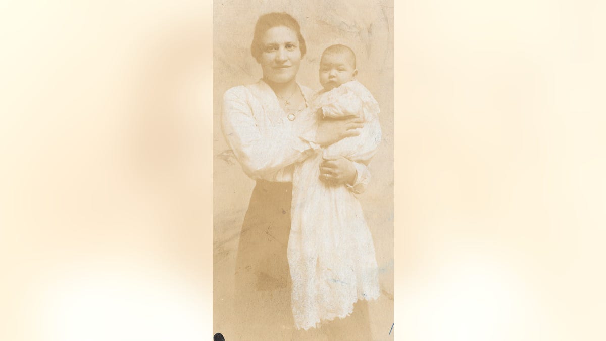 Angelina DiGiacomo and her daughter in 1918.