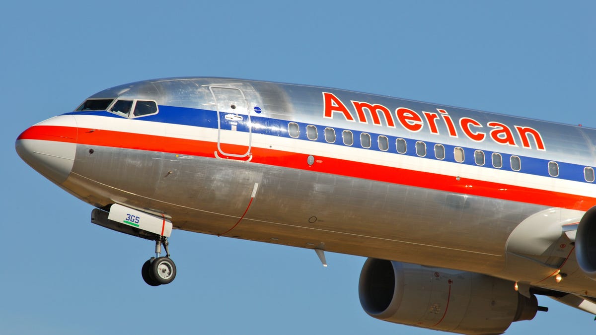 American Airlines 737-800 landing