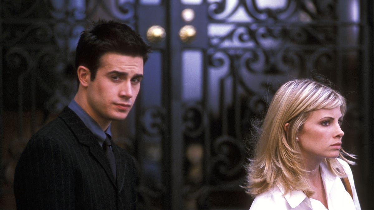 Freddie Prinze, Jr. and Monica Potter on the set of the film 'Head Over Heels' on August 25, 1999 in New York City. 